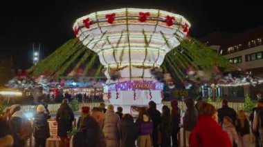 Colmar, Fransa - 3.12.2025: Colmar 'da güzel aydınlatmalara sahip çocuklar ve yetişkinler için eğlence ve eğlence dolu bir Noel fuarı.