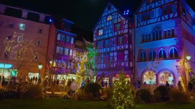Fransa, Colmar - 03.12.2025: Colmar 'da Noel için akşam saatlerinde güzel sokak dekorasyonları aydınlatması. Noel Pazarı Colmar, Alsace, Fransa.