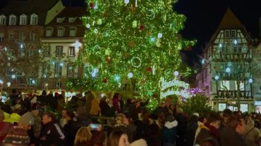 Strasbourg, Fransa - 1 Aralık 2025: Strazburg 'daki Noel Pazarı. Kocaman bir Noel ağacı olan Kleber Meydanı..