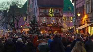Colmar, Fransa - 3.12.2025: Akşamları Noel ve Yeni Yıl sokak dekorasyonları. Noel Pazarı Colmar, Alsace, Fransa 