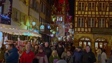Strasbourg, Fransa - 01.12.2025: Noel 'in kalbi olan Strazburg sokakları Noel için süslenmiş ve akşamları aydınlatılmıştır.