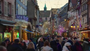 Colmar, Fransa - 3.12.2025: Akşamları Noel ve Yeni Yıl sokak dekorasyonları. Noel Pazarı Colmar, Alsace, Fransa 