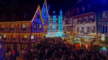 Fransa, Colmar - 03.12.2025: Colmar 'da Noel için akşam saatlerinde güzel sokak dekorasyonları aydınlatması. Noel Pazarı Colmar, Alsace, Fransa.
