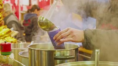 Strasbourg, Fransa - 1 Aralık 2025: Strazburg 'da Noel' in kalbinde Noel pazarı. Piyasada satılık sokak yemekleri ve sıcak içecekler.