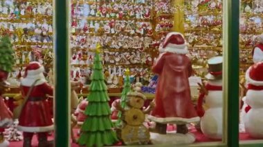 Fransa 'nın Strazburg kentindeki Yeni Yıl Pazarı' nda yılbaşı hediyeleriyle aydınlatılmış mağaza vitrinleri.