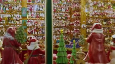 Fransa 'nın Strazburg kentindeki Yeni Yıl Pazarı' nda yılbaşı hediyeleriyle aydınlatılmış mağaza vitrinleri.