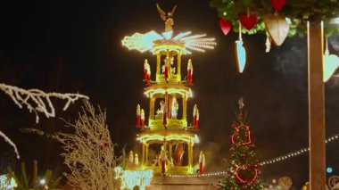 Colmar, Fransa - 3.12.2025: Colmar 'da güzel aydınlatmalara sahip çocuklar ve yetişkinler için eğlence ve eğlence dolu bir Noel fuarı.