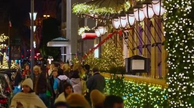 Paris, Fransa - 12.12.2025: Dekor Paris şehir merkezinde Noel sezonu boyunca gece aydınlandı.