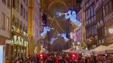 Strasbourg, Fransa - 1 Aralık 2025: Strazburg 'da Noel' in kalbinde Noel pazarı. Strasbourg Katedrali.