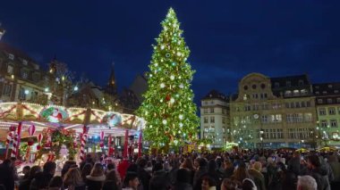 Strasbourg, Fransa - 1 Aralık 2025: Strazburg 'daki Noel Pazarı. Kocaman bir Noel ağacı olan Kleber Meydanı..