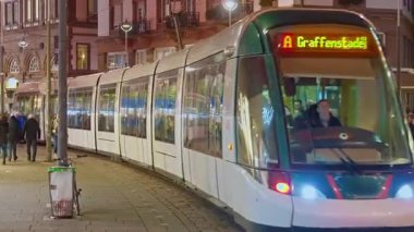 Strasbourg, Fransa - 01.12.2025: Noel 'in kalbi olan Strazburg sokakları Noel için süslenmiş ve akşamları aydınlatılmıştır.