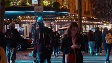 Paris, Fransa - 12.12.2025: Dekor Paris şehir merkezinde Noel sezonu boyunca gece aydınlandı.