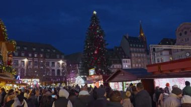 Strasbourg, Fransa - 1 Aralık 2025: Strazburg 'daki Noel Pazarı. Kocaman bir Noel ağacı olan Kleber Meydanı..