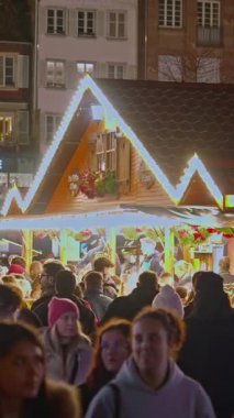 Strasbourg, Fransa - 1 Aralık 2025: Strazburg 'daki Noel Pazarı. Kocaman bir Noel ağacı olan Kleber Meydanı. Dikey video.