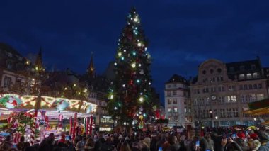Strasbourg, Fransa - 1 Aralık 2025: Strazburg 'daki Noel Pazarı. Kocaman bir Noel ağacı olan Kleber Meydanı..