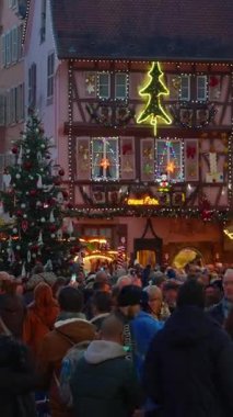 Colmar, Fransa - 3.12.2025: Akşamları Noel ve Yeni Yıl sokak dekorasyonları. Noel pazarı Colmar, Alsace, Fransa. Dikey video.