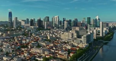 Fransa, Paris 'in ticaret ve iş merkezi. Modern ticaret bölgesinin havadan görünüşü. Gelecekteki La Defense bölgesinde gökdelenler. İkonik gökdelenleri olan iş bölgesi.
