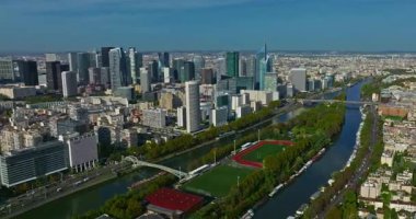 Fransa, Paris 'in ticaret ve iş merkezi. Modern ticaret bölgesinin havadan görünüşü. Gelecekteki La Defense bölgesinde gökdelenler. İkonik gökdelenleri olan iş bölgesi.