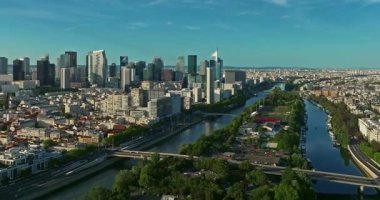 Fransa, Paris 'in ticaret ve iş merkezi. Modern ticaret bölgesinin havadan görünüşü. Gelecekteki La Defense bölgesinde gökdelenler. İkonik gökdelenleri olan iş bölgesi.