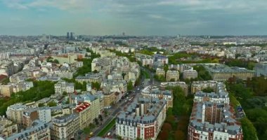 Fransız mimari cepheleri ve evlerin çatıları. Paris 'in çarpıcı hava manzarasını tecrübe edin. Paris 'in Çekimi başlıyor. Fransa 'nın başkentinde merkez bölge.