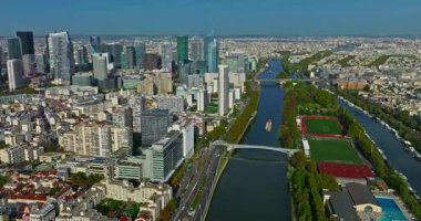 Fransa, Paris 'in ticaret ve iş merkezi. Modern ticaret bölgesinin havadan görünüşü. Gelecekteki La Defense bölgesinde gökdelenler. İkonik gökdelenleri olan iş bölgesi.