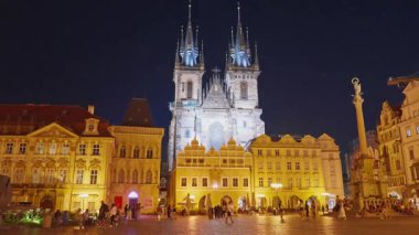 Prag, Çek Cumhuriyeti - 15.08.2025: Prag Eski Şehir Meydanı 'ndaki ortaçağ binaları gece aydınlandı.