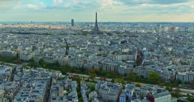 Yaz günü Eyfel Kulesi ile birlikte Paris 'in tarihi merkezinin havadan görüntüsü. Yukarıdan Paris Panoraması. Eiffel Kulesi ve Champ de Mars 'ta hava manzarası.