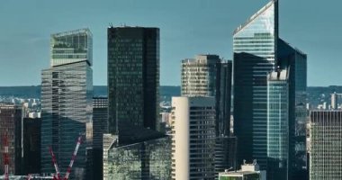 Paris, Fransa iş bölgesi binaları. Cam gökdelenlerin ofis pencerelerinin hava görüntüsü. Kentsel çevredeki şirket genel merkezi. Mimari eğilimler.
