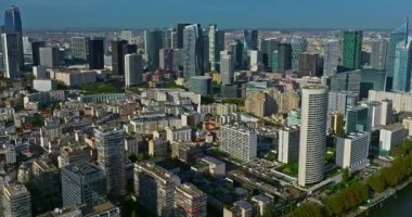 Fransa, Paris 'in ticaret ve iş merkezi. Modern ticaret bölgesinin havadan görünüşü. Gelecekteki La Defense bölgesinde gökdelenler. İkonik gökdelenleri olan iş bölgesi.