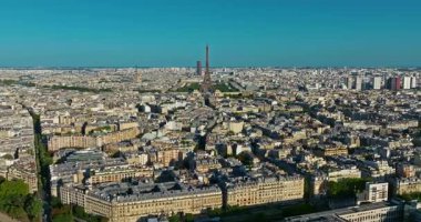 Yaz günü Eyfel Kulesi ile birlikte Paris 'in tarihi merkezinin havadan görüntüsü. Yukarıdan Paris Panoraması. Eiffel Kulesi ve Champ de Mars 'ta hava manzarası.