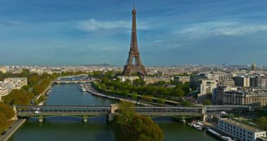 Yaz günü Eyfel Kulesi ile birlikte Paris 'in tarihi merkezinin havadan görüntüsü. Yukarıdan Paris Panoraması. Eiffel Kulesi ve Champ de Mars 'ta hava manzarası.