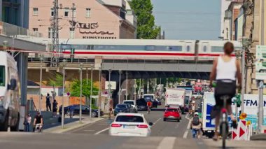 Berlin, Almanya, 8 Ağustos 2025: Bir yaz günü ulaşım altyapısı olan Berlin sokakları.