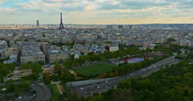 Yaz günü Eyfel Kulesi ile birlikte Paris 'in tarihi merkezinin havadan görüntüsü. Yukarıdan Paris Panoraması. Eiffel Kulesi ve Champ de Mars 'ta hava manzarası.