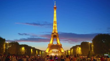 Paris, Fransa - 25.08.2025: Akşamları Eyfel Kulesi 'nde güzel bir ışık, gece şenlikli bir atmosfer yaratır. İnsanlar açılıp bu güzelliği görmeye geliyor. Zaman Uygulaması.