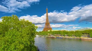 Paris, Fransa - 26.08.2025: Eyfel Kulesi 'nin güzel bir manzarası.