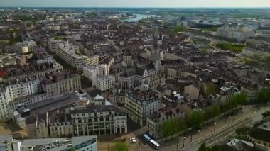 Yazın Nantes 'in modern ve tarihi bölgelerinin havadan görünüşü, Loire-Atlantique, Fransa.