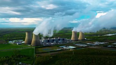 Nükleer enerji santrali. Santralin devasa bacalarından buhar yükseliyor..