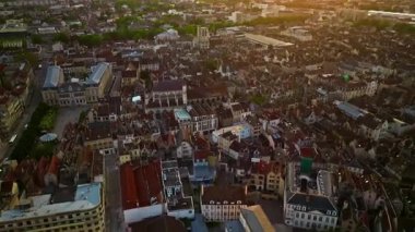 Antik Fransız ortaçağ şehri Troyes 'in güzel mimarisi ve tarihi ile hava manzarası..