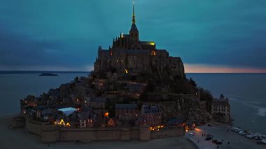 Gece vakti ünlü tarihi Abbey Mont Saint Michel 'in hava manzarası. Gelgit düzlüklü tarihi manastır. Normandiya, Fransa.