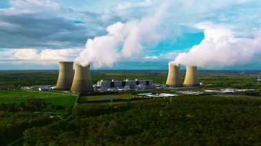 Nükleer enerji santrali. Santralin devasa bacalarından buhar yükseliyor..