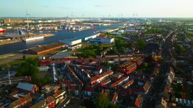 Zeebrugge, Belçika - 10.08.2025: Bruges Limanı 'nda havadan görüş. Araç taşıma terminali.