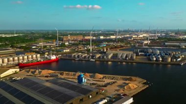 Zeebrugge, Belçika - 10.08.2025: Bruges Limanı 'nda havadan görüş. Araç taşıma terminali.