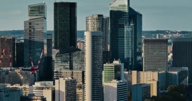 Fransız mimari cepheleri ve evlerin çatıları. Paris 'in çarpıcı hava manzarasını tecrübe edin. Paris 'in Çekimi başlıyor. Fransa 'nın başkentinde merkez bölge.