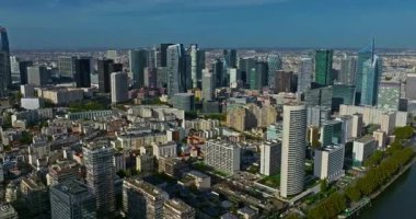 Fransa, Paris 'in ticaret ve iş merkezi. Modern ticaret bölgesinin havadan görünüşü. Gelecekteki La Defense bölgesinde gökdelenler. İkonik gökdelenleri olan iş bölgesi.