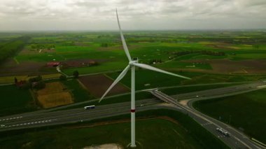 Zeebrugge, Belçika - 10.08.2025: Bruges Limanı 'nda havadan görüş. Araç taşıma terminali.