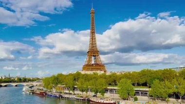 Paris, Fransa - 26.08.2025: Eyfel Kulesi 'nin güzel bir manzarası.