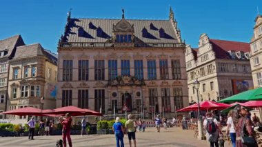 Bremen, Almanya - 19.08.2025: Pazar Meydanı, Belediye Binası, Ronalds Katedrali ve St. Peters Katedrali.