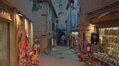 Carcassonne, Fransa - 08.08.2025: Fransa 'nın antik ortaçağ kale kalesi şehri Carcassonne' un sokaklarında geceleri gezinmek.