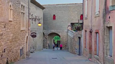 Carcassonne, Fransa - 08.08.2025: Fransa 'nın antik ortaçağ kale kalesi şehri Carcassonne' un sokaklarında geceleri gezinmek.