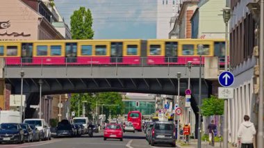 Berlin, Almanya, 8 Ağustos 2025: Bir yaz günü ulaşım altyapısı olan Berlin sokakları.